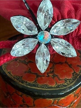 UNO de 50 Clear Crystal Flower Hair Pin with Iridescent Center